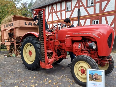 Traktor Arno resized hochkant