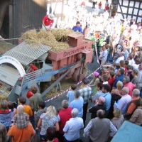 Staunen-beim-Dreschfest