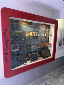 Schule Vitrine resized